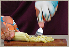 Triturando la banana con el tenedor